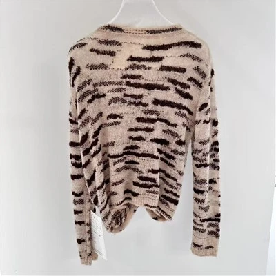 Designer utformade damer som stickar toppar